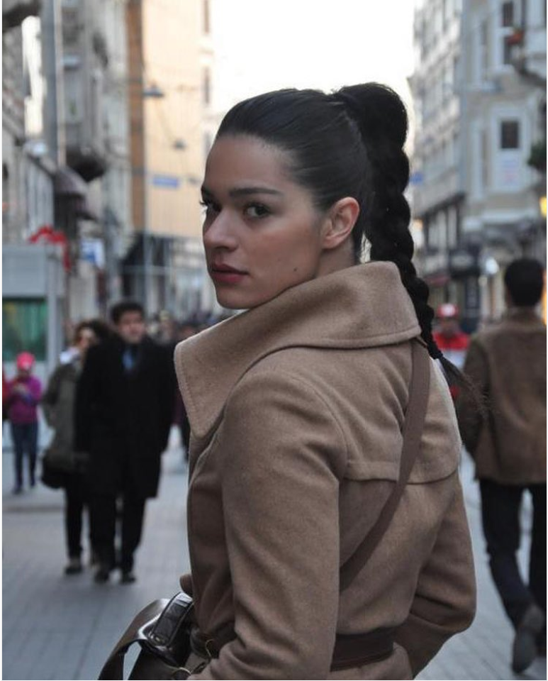 Шафак пекдемир. Шафак Пекдемир турецкая актриса. Шафак Пекдемир Fashion Style