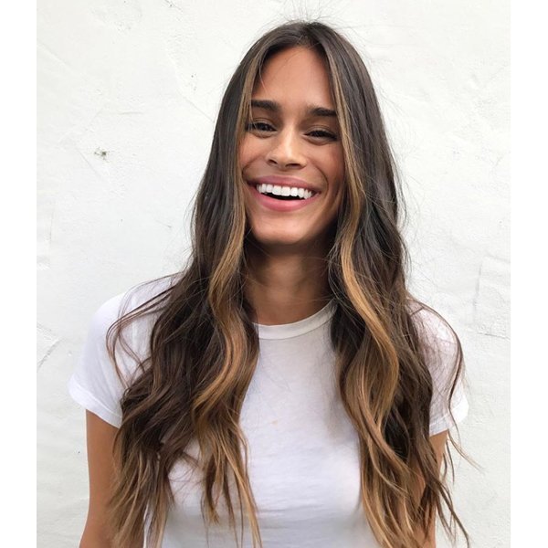 Евро подорожал 9. Мани пис. Money machine. Деньги картинки красивые российские. Обесцвеченные пряди у лица.