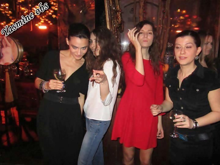 курящие турецкие актеры. кира найтли с сигаретой в жизни. неслихан атагюль курит. курящие турецкие актрисы. курящая женщина.