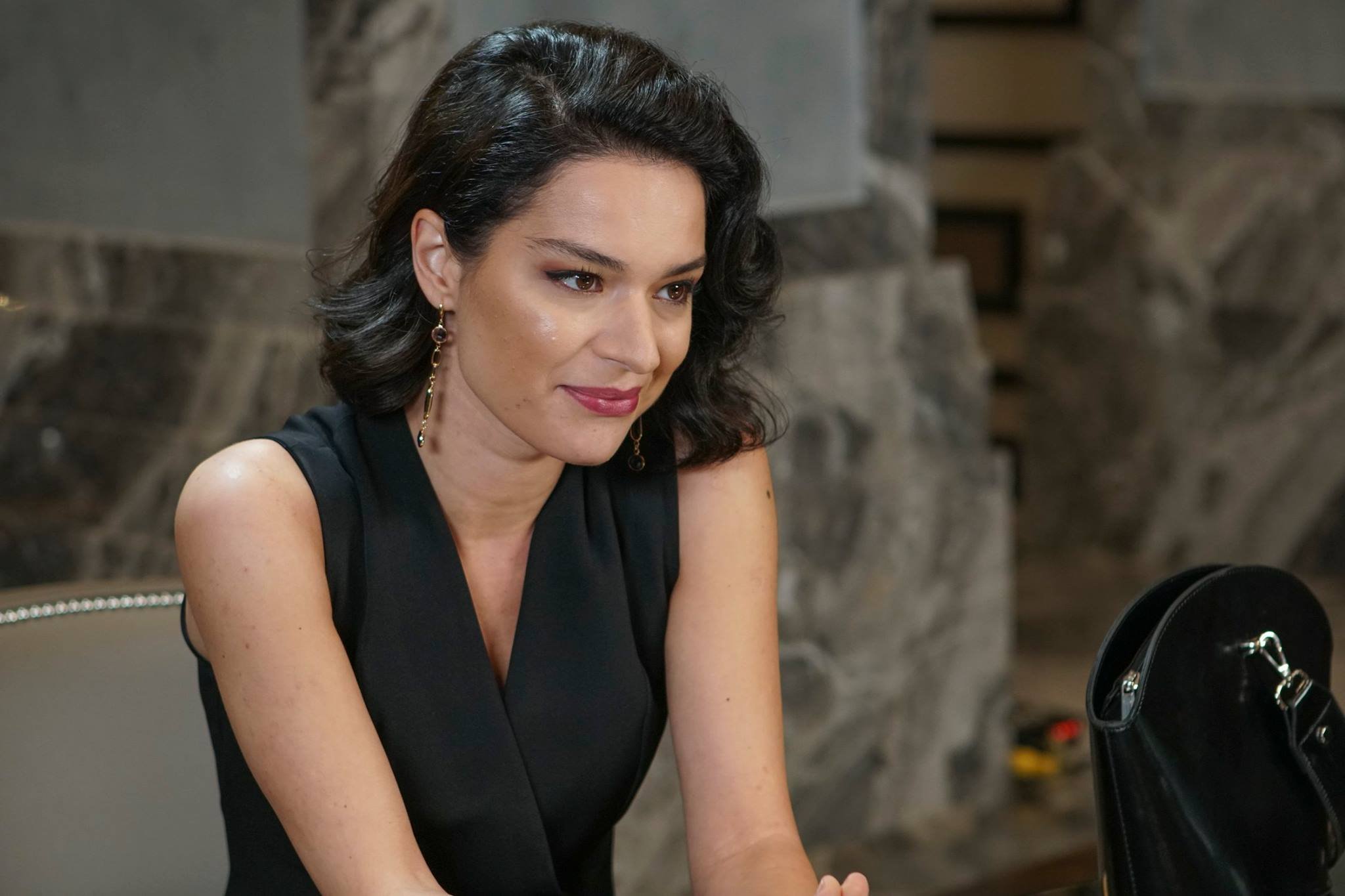 Шафак пекдемир. Шафак Пекдемир турецкая актриса. Шафак Пекдемир 2022